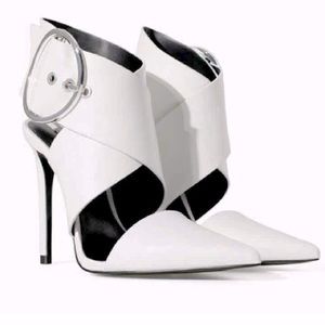 Zara white Buckle up sandals sz. 38